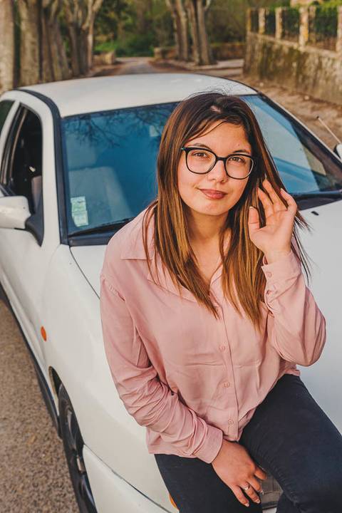 Retrato de Myriam Correia ao ar livre junto ao seu Seat Ibiza durante sessão fotográfica na Quinta da Cardiga, Golegã. Um momento luminoso e natural que revela a sua personalidade. Duo Capuano.'