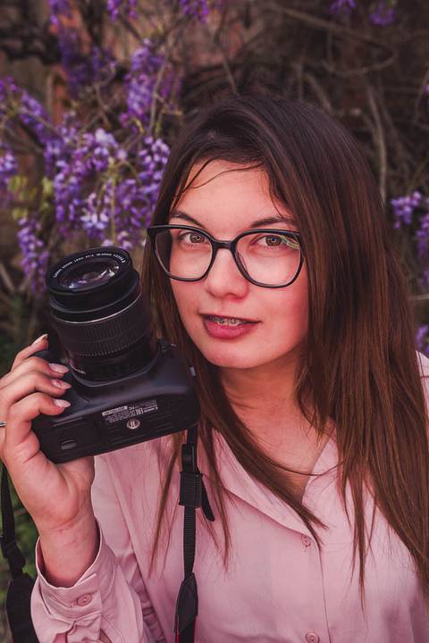 Retrato íntimo de Myriam Correia com câmara fotográfica durante sessão de retrato feminino na Quinta da Cardiga, Golegã. A sua paixão pela fotografia captada num close expressivo. Duo Capuano Fotografia.'