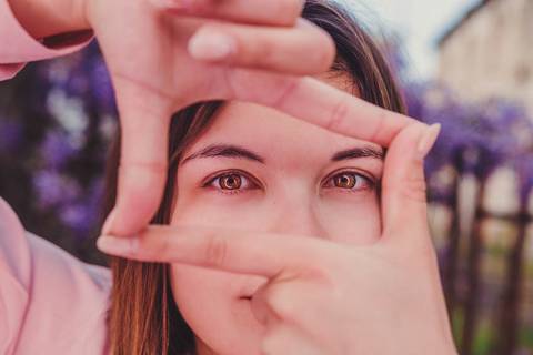 Myriam Correia a enquadrar o olhar com as mãos em moldura durante sessão de retrato feminino na Quinta da Cardiga, Golegã. Um gesto poético que homenageia a sua paixão pela fotografia. Duo Capuano.'