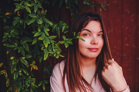 Retrato intimista de Myriam Correia com expressão suave rodeada de vegetação durante sessão fotográfica na Quinta da Cardiga, Golegã. Elegância natural num enquadramento delicado. Duo Capuano Fotografia.'