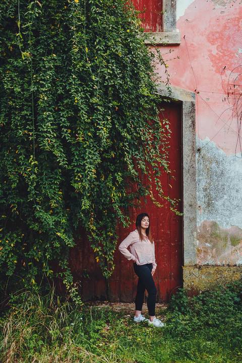 Myriam Correia de look branco entre folhagem com hera durante sessão de retrato feminino na Quinta da Cardiga, Golegã. Delicadeza e elegância num cenário natural único. Duo Capuano Fotografia.'