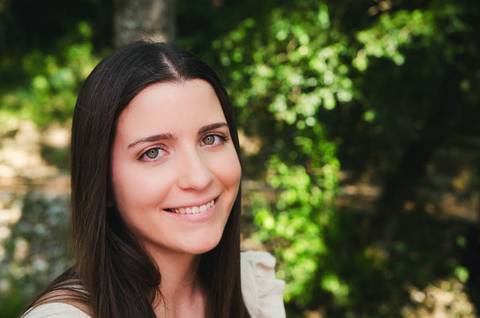 Retrato feminino ao ar livre no Parque Verde do Bonito, Entroncamento – sorriso natural entre a vegetação da primavera'