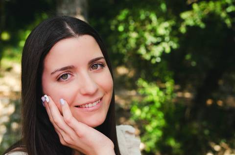 Fotografia de retrato feminino com luz natural suave no Parque Verde do Bonito, Entroncamento, Santarém'