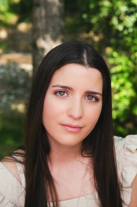 Close-up de retrato feminino ao ar livre na primavera – sessão fotográfica no Parque Verde do Bonito, Entroncamento'