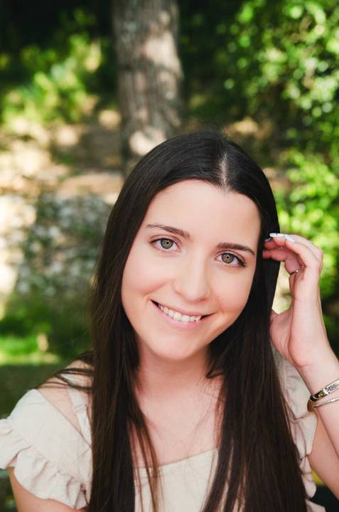 Retrato feminino elegante com cabelo solto ao vento – sessão fotográfica na primavera no Parque do Bonito, Santarém'