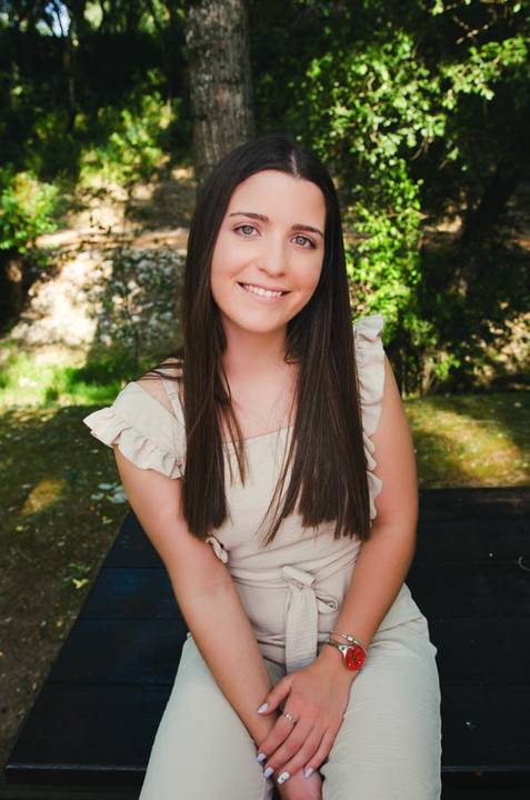 Mulher a sorrir descontraidamente num parque verde durante sessão de retrato – Parque do Bonito, Entroncamento, primavera'