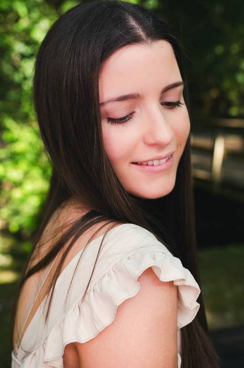 Retrato feminino a preto e branco com olhar expressivo – fotografia de retrato artístico na primavera em Santarém'