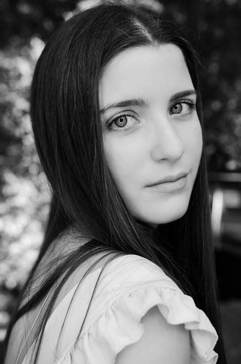 Fotografia de retrato feminino a preto e branco com olhar sereno – Parque Verde do Bonito, Entroncamento, Santarém'