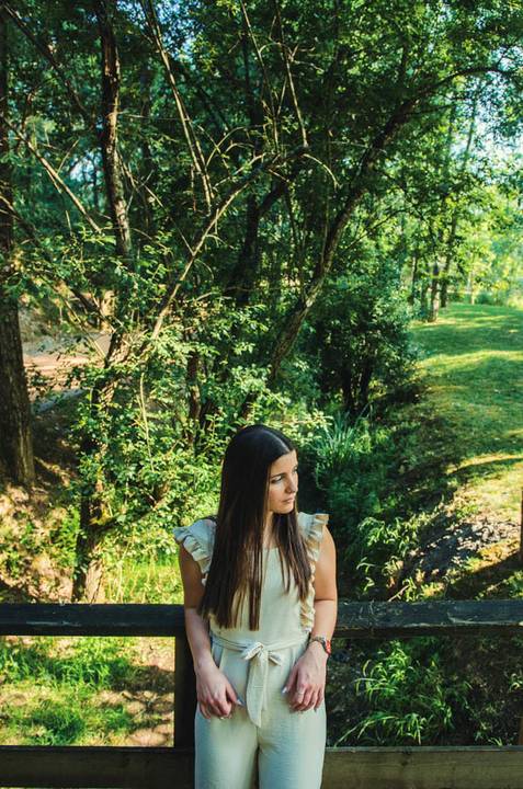 Retrato feminino numa clareira verdejante do Parque Verde do Bonito – fotografia de retrato ao ar livre na primavera'