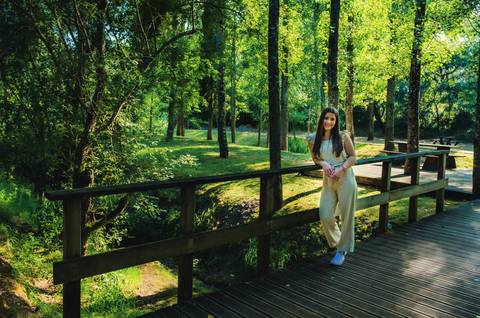 Retrato feminino junto a ponte de madeira no Parque Verde do Bonito – fotografia de retrato em Entroncamento, Santarém'