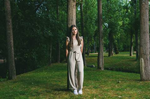 Mulher de vestido claro a caminhar sozinha no Parque Verde do Bonito – retrato feminino de estilo editorial em Santarém'