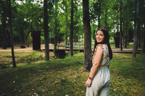 Pose elegante entre árvores frondosas no Parque Verde do Bonito – sessão de retrato feminino na primavera em Santarém'