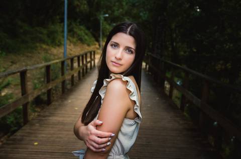 Retrato feminino sobre ponte de madeira com luz dourada – sessão fotográfica no Parque Verde do Bonito, Entroncamento'