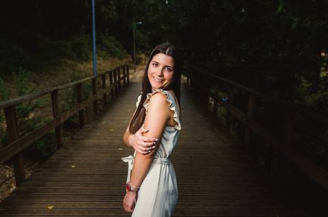 Mulher a posar na ponte de madeira do Parque Verde do Bonito, Entroncamento – fotografia de retrato feminino ao ar livre'