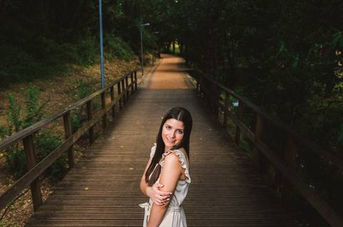 Retrato feminino num trilho da ponte do Parque do Bonito – luz filtrada pela floresta em sessão ao ar livre, Santarém'
