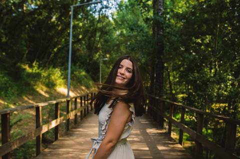 Mulher de lado na ponte de madeira do parque – retrato feminino com luz ambiente suave no Parque do Bonito, primavera'