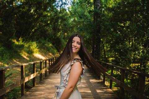 Retrato feminino com postura confiante na ponte de madeira – Parque Verde do Bonito, Entroncamento, Santarém'