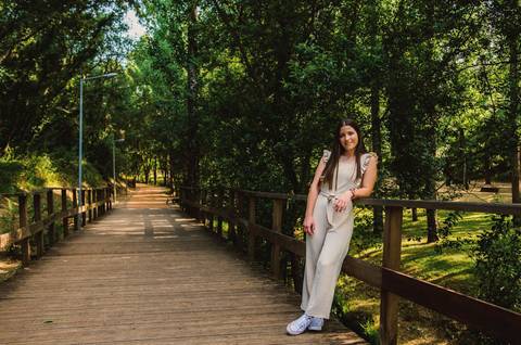 Perspetiva dramática da ponte de madeira no Parque do Bonito – retrato feminino de costas num cenário de floresta, Santarém'