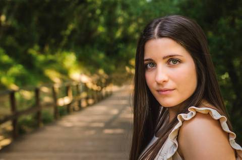 Close-up sereno de retrato feminino ao ar livre no Parque Verde do Bonito, Entroncamento, Santarém – fotografia de retrato na primavera com luz natural suave'