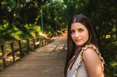 Retrato feminino com bokeh verde no fundo – fotografia de retrato ao ar livre no Parque Verde do Bonito, Entroncamento, na primavera'