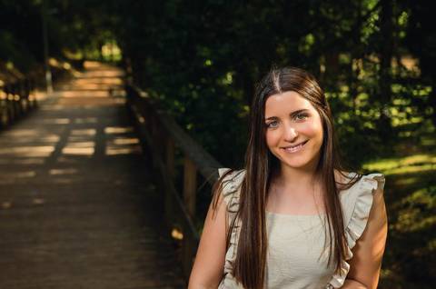 Sorriso autêntico em retrato feminino ao ar livre na ponte do Parque do Bonito – sessão de fotografia de retrato em Santarém'