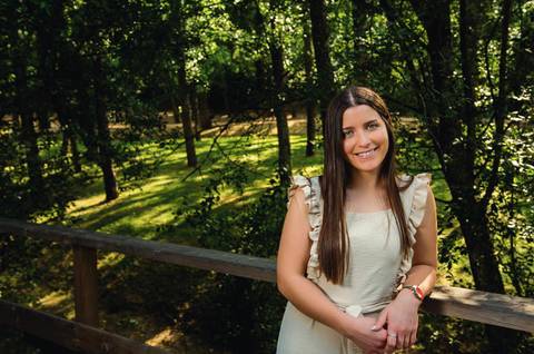 Mulher sentada de pernas cruzadas na ponte do Parque Verde do Bonito, Entroncamento – retrato feminino descontraído na primavera'