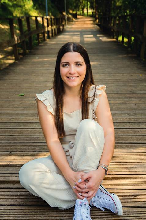 Pose sentada descontraída na ponte de madeira do Parque do Bonito – retrato feminino ao ar livre em Entroncamento, Santarém'