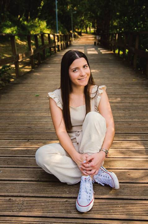 Retrato feminino sentada na ponte com olhar sereno – fotografia ao ar livre no Parque Verde do Bonito, Entroncamento, Santarém'