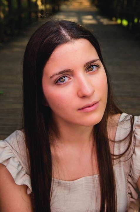 Close-up expressivo de retrato feminino em tons quentes – fotógrafa de retratos ao ar livre no Parque Verde do Bonito, Santarém'