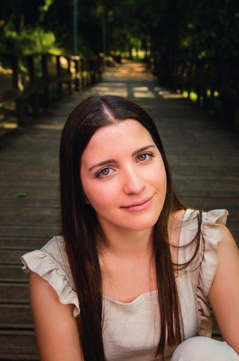 Retrato feminino com expressão contemplativa e olhar intenso – fotografia de retrato com luz natural no Parque do Bonito, Entroncamento'