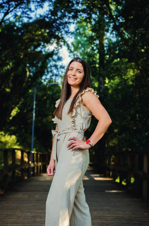 Retrato feminino de pé com mãos na cintura e postura segura – sessão de retrato ao ar livre no Parque Verde do Bonito, Santarém'