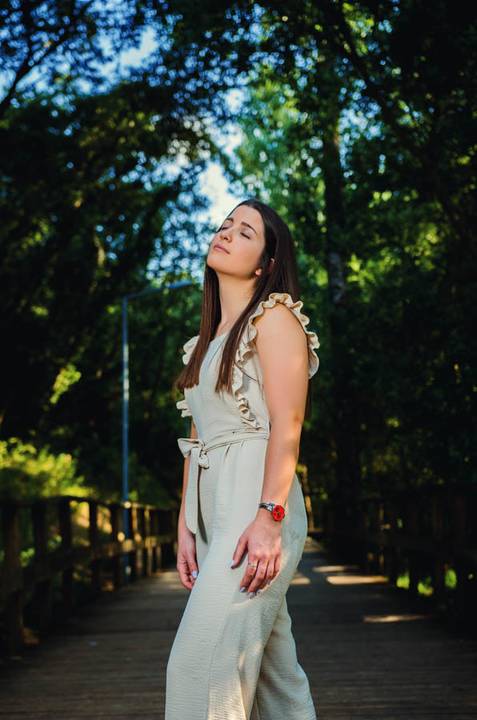 Retrato feminino de pé no parque com olhar para cima e luz natural – fotografia de retrato ao ar livre no Parque do Bonito, Entroncamento'
