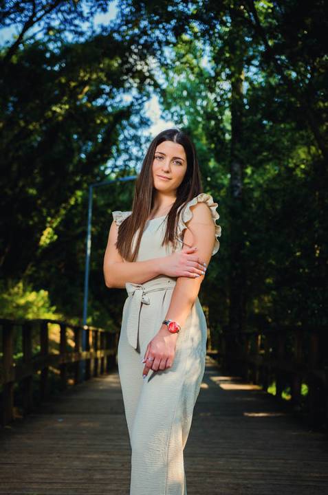 Retrato feminino de pé com braços cruzados e postura confiante – fotografia de retrato na primavera no Parque Verde do Bonito, Santarém'