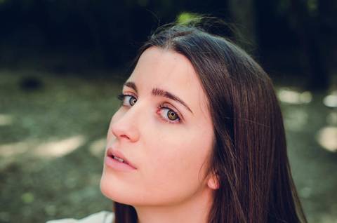 Retrato feminino com olhar pensativo e expressão suave – fotografia de retrato ao ar livre no Parque Verde do Bonito, Entroncamento, Santarém'