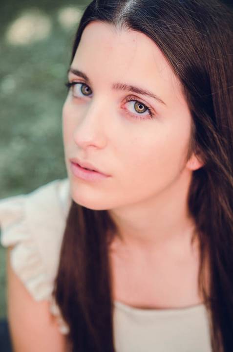 Close-up suave de retrato feminino com fundo desfocado em tons quentes – sessão de retrato ao ar livre no Parque do Bonito, Santarém'