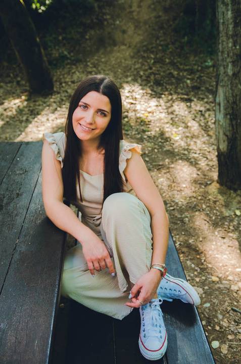 Retrato feminino sentado com cabelo ao vento num jardim de primavera – fotografia de retrato no Parque Verde do Bonito, Entroncamento'
