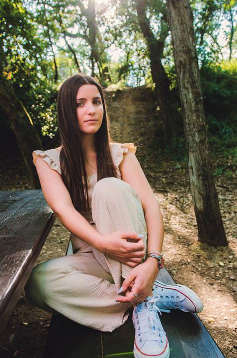 Retrato feminino junto a mesa de piquenique com fundo verde do parque – sessão de retrato ao ar livre no Parque do Bonito, Santarém'