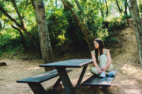 Retrato feminino sentada junto ao lago do Parque Verde do Bonito, Entroncamento – fotografia de retrato em cenário natural de primavera'