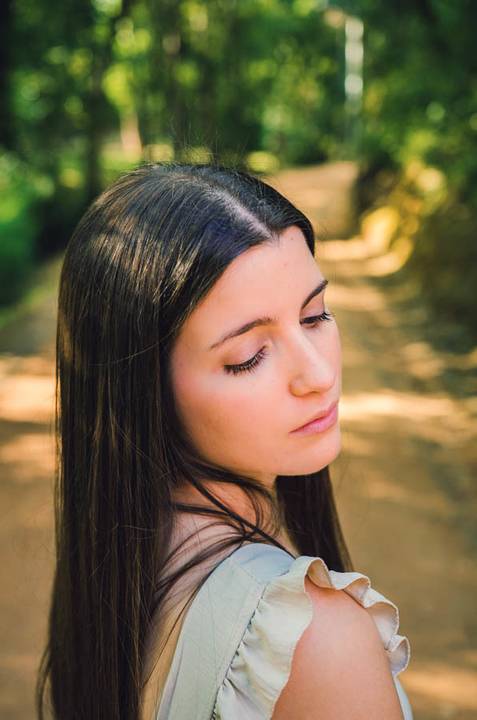 Close-up de retrato feminino com expressão suave e luz quente ao entardecer – fotografia de retrato no Parque do Bonito, Entroncamento'