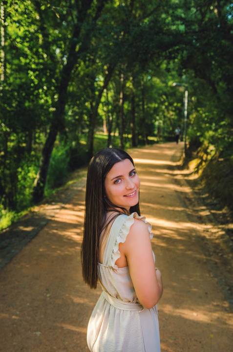Retrato feminino de pé num jardim verde com céu azul – sessão fotográfica de retrato no Parque Verde do Bonito, Entroncamento, primavera'