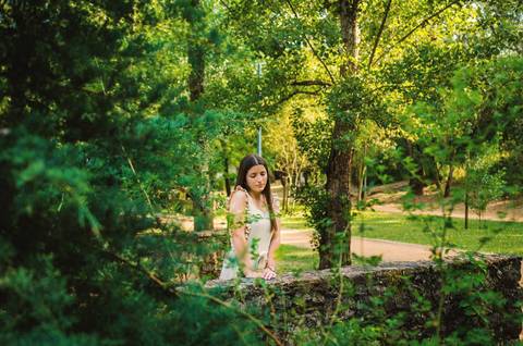 Retrato feminino com floresta verde exuberante ao fundo – fotografia de retrato ao ar livre no Parque Verde do Bonito, Santarém, primavera'