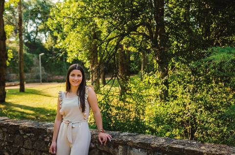 Retrato feminino de pé junto ao lago do Parque Verde do Bonito com floresta ao fundo – fotografia de retrato em Entroncamento, Santarém'