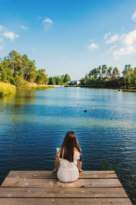 Vista panorâmica do lago do Parque Verde do Bonito com vegetação na margem – fotografia de retrato em Entroncamento, Santarém, primavera'