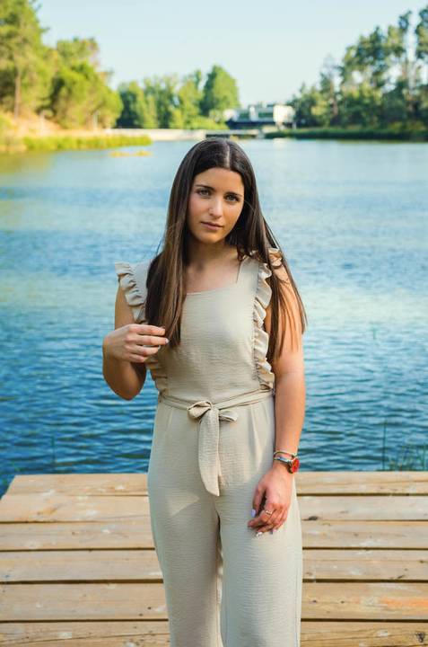 Retrato feminino de pé junto ao lago com flores silvestres em redor – fotografia de retrato na primavera, Parque Verde do Bonito, Santarém'