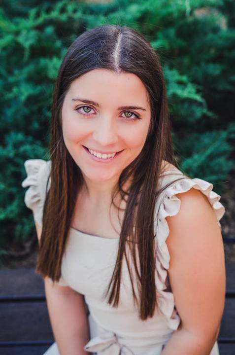 Sorriso luminoso e expressivo de retrato feminino ao ar livre – sessão fotográfica de retrato na primavera no Parque do Bonito, Santarém'