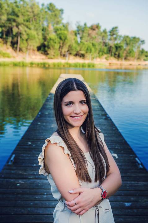 Retrato feminino sentada no pontão do lago com perspetiva em diagonal – fotografia de retrato no Parque Verde do Bonito, Santarém'