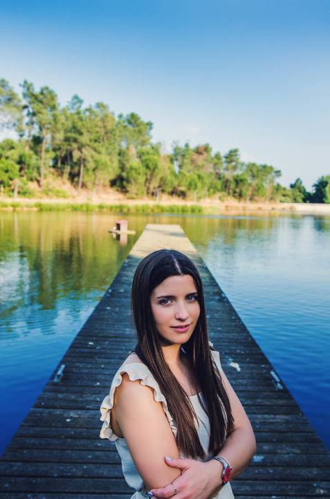 Retrato feminino sentada na praia de areia do lago do Parque Verde do Bonito – fotografia de retrato ao ar livre em Entroncamento, Santarém'