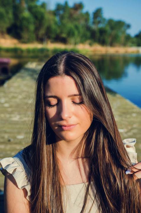 Close-up sereno de retrato feminino com olhos fechados e expressão tranquila – fotografia de retrato ao ar livre no Parque Verde do Bonito, Santarém'