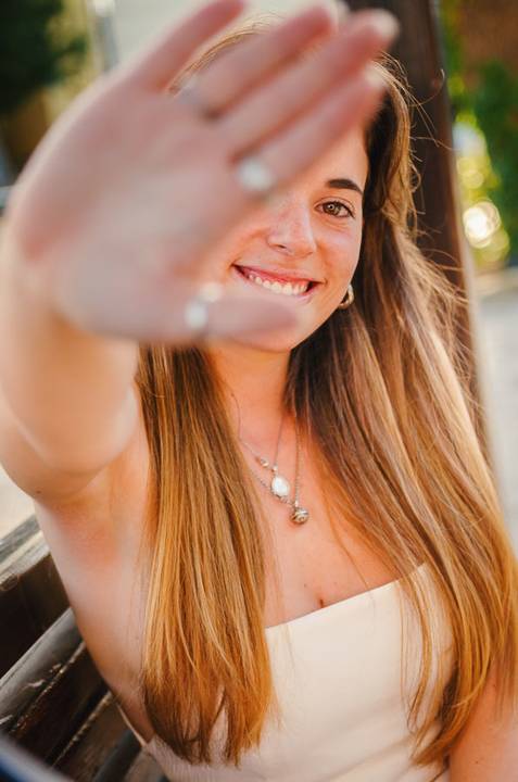 Close-up feminino com sorriso tímido e cabelo castanho liso. Susana com expressão meiga e colar delicado. Sessão fotográfica individual ao ar livre em Torres Novas por Duo Capuano Fotografia.'
