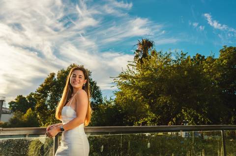 Susana em vestido branco com pose natural e serena ao entardecer em Torres Novas. Lago e árvores com folhagem densa ao fundo. Última imagem da sessão fotográfica feminina por Duo Capuano.'
